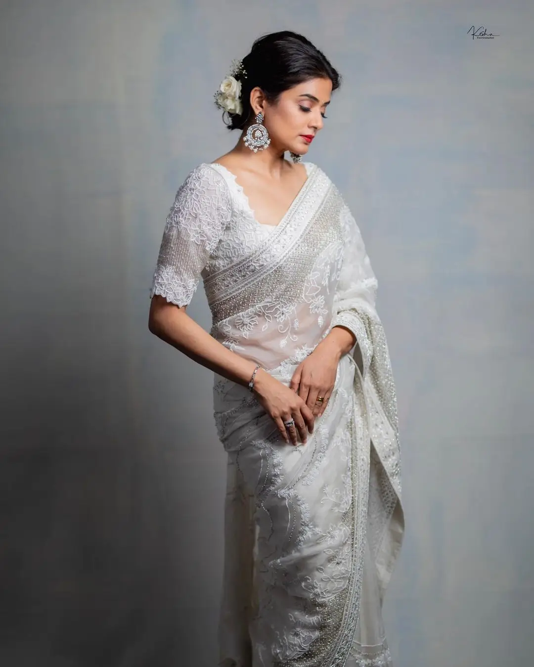 Priyamani In South Indian Traditional White Saree Blouse